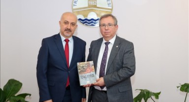 Cengiz’den Tabakoğlu’na kitap hediyesi