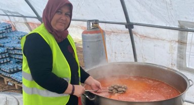 Depremzedeler için işini bıraktı