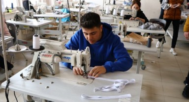 Depremzedeler için kıyafet dikiyorlar
