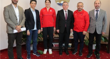 Dünya şampiyonu Adar’ın diploma sevinci