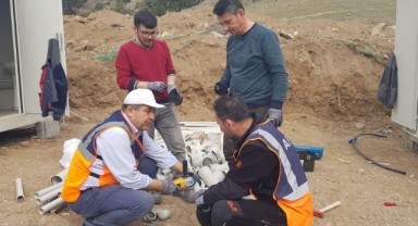 Gönüllü öğretmenler deprem yaralarını sarıyor