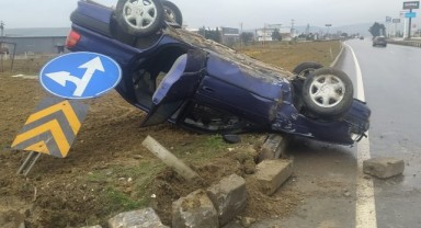 Hafif ticari araçla çarpışan otomobilin sürücüsü yaralandı