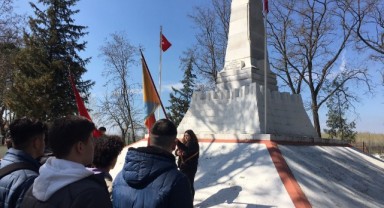 Hasan Rıza karanfillerle anıldı