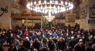 Kandil programında depremzedelere dua