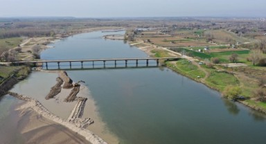 Meriç Nehri yatağında kum temizliği yapılıyor
