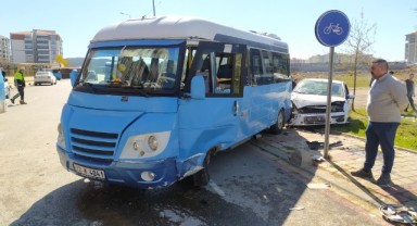 Minibüsle otomobilin çarpıştığı kazada 5 yaralı