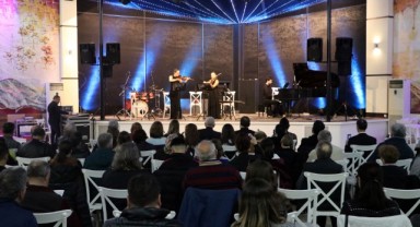 Sanat okulu öğretmenleri afetzedeler yararına konser verdi