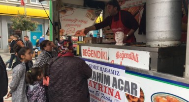 Saraçlar'da hayır lokması dağıtıldı