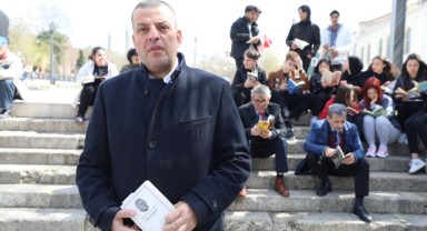Yaşlısı genci sokakta kitap okudu