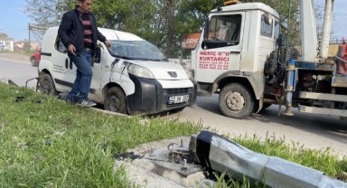 Araç devrildi, 2 kişi yaralandı