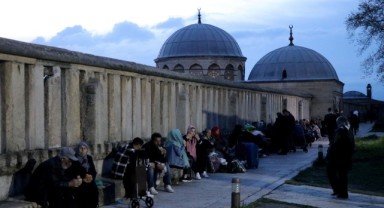 Batı Trakyalı soydaşlar Selimiye Camisi bahçesinde iftar yaptı