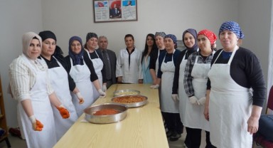 Ev hanımları usta aşçı sertifikası alıyor