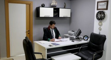 Genç avukat yılmadan mesleğini sürdürüyor