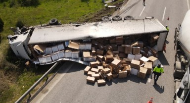 Kamyonete çarpan beyaz eşya yüklü tır devrildi