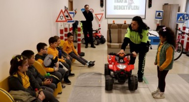Miniklerin trafik ablası kuralları oyunlarla öğretiyor