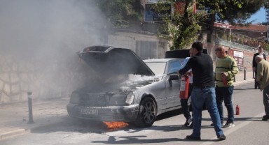 Seyir halindeki otomobil alev aldı