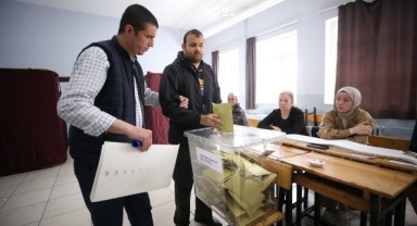 Görme engelliler oylarını şablonlarla kullandı