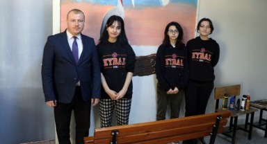 İsmayıl ve Fatmeyi öğrenciler duvara resmetti