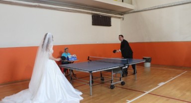 Masa tenisi oynarken düğün daveti