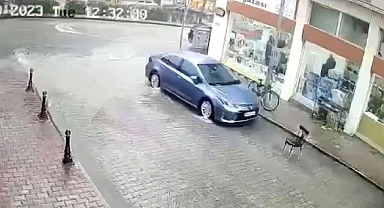 Yerinden fırlayan rögar kapağı otomobile vurdu