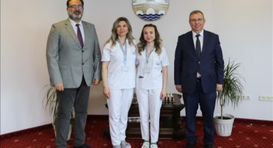 Anne ve kızı mutluluğunu Rektör Tabakoğlu ile paylaştı
