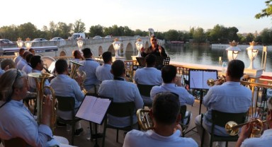 Belediye bandosundan nehir kıyısında konser