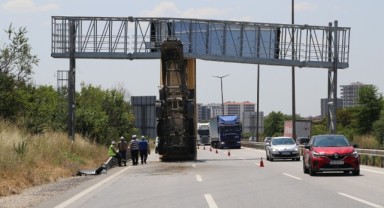 Damperli tır dorsesi panoya takıldı
