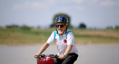 Emekli öğretmen 69 yıldır pedal çeviriyor