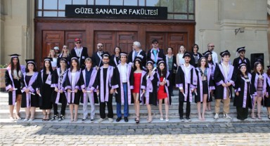 Güzel Sanatlar Fakültesi'nde mezuniyet heyecanı