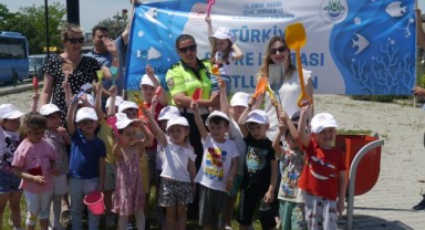 Minik eller çiçekleri toprakla buluşturdu
