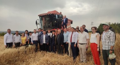 Öğrencilerin yetiştirdiği arpa hasat edildi