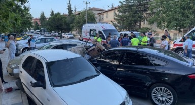 Otomobil 6 araca çarptı 2 yaralı