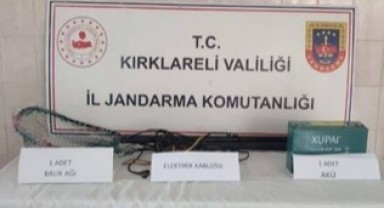 Dereye elektrik vererek balık avladılar