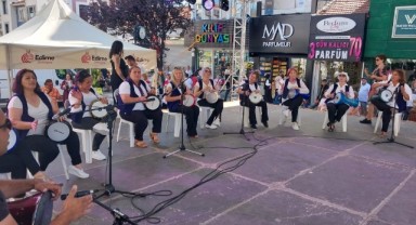 Festivalde Mor-iz ritim ve halay grubu