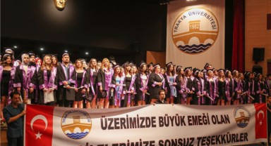 Geleceğin öğretmenlerinin mezuniyet coşkusu