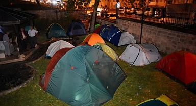Güreşseverler çadırda konakladı