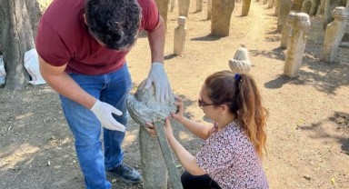 Mezar taşları aslına uygun onarılıyor