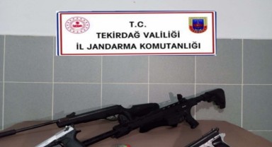 Otomobilde 3 tabanca ile 2 tüfek ele geçirildi