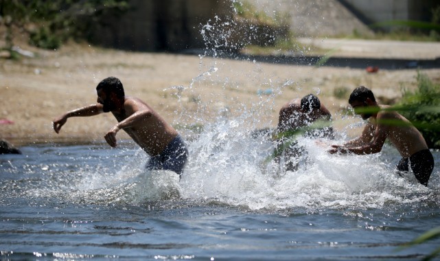 Sıcaktan bunalan dereye koştu