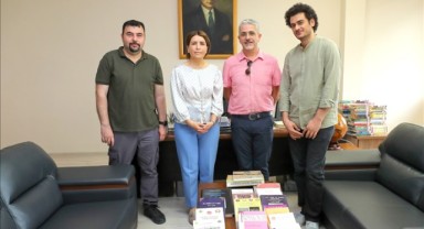 TÜ kütüphanesine kitap bağışı