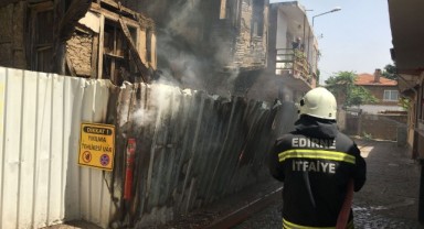 Yıkılma tehlikesi bulunan bina alev aldı