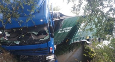 Devrilen tırın sürücüsü hayatını kaybetti