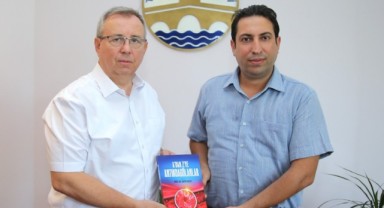 Altay’dan Rektör Tabakoğlu’na kitap takdimi