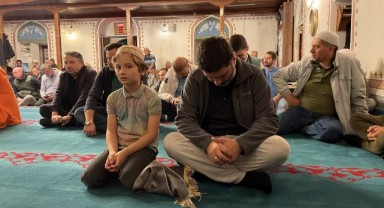 Gençler ve aileler sabah namazında buluştu