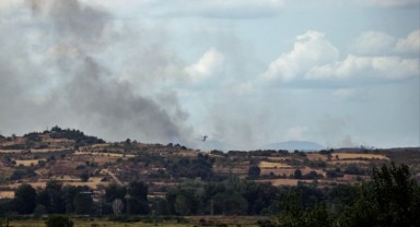 Komşu ülkedeki yangın sınır köylerden gözüküyor