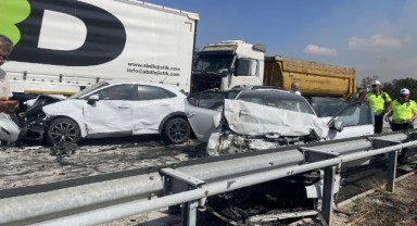Zincirleme trafik kazasında 2 kişi öldü, 35 kişi yaralandı