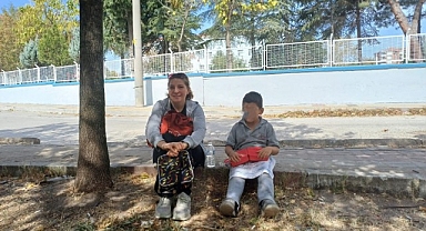 Aileler öğle yemeği mesaisinde