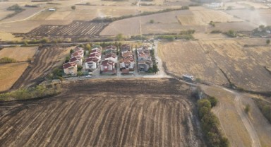 Anız ve ağaçlık alanda çıkan yangın söndürüldü