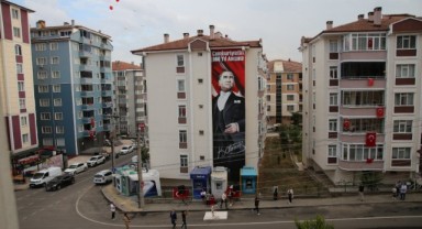 Site duvarına dev portre