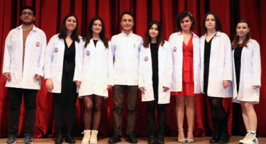 Diş hekimliği fakültesinde beyaz önlük giyme töreni